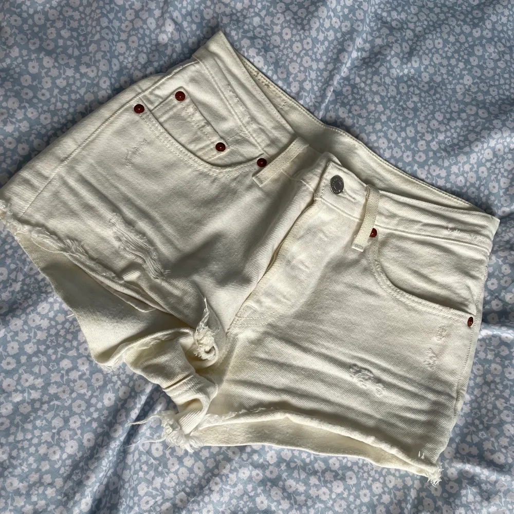 Vita Levi’s jeansshorts i storlek 24, något missfärgade men inget som syns när man har dem på sig. . Shorts.