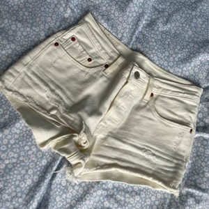 Levi’s jeansshorts w 24 - Vita Levi’s jeansshorts i storlek 24, något missfärgade men inget som syns när man har dem på sig. 
