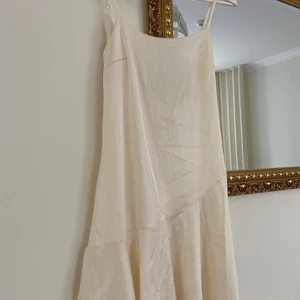 Nastygal klänning - Snygg benvit klänning i satin från NastyGal! Storlek small och aldrig använd, kort passform