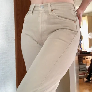 Levis 501 beiga jeans w27 l30  - Säljer mina beiga Levis 501. Skickar gärna fler bilder vid förfrågning! Pris kan diskuteras! 