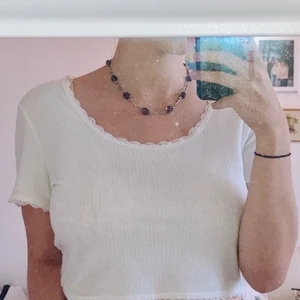 Halsband - Ett silverfärgat halsband med lila stenar, cirka 42 cm i omkrets. För mer information eller frågor, kontakta gärna mig! Köparen står för frakten 💛