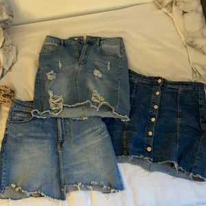 3 st blåa kjolar, aldrig använda - Den mörk blåa kjolen med knappar är i storlek 36 som jag säljer för 100kr. Kjolen upptill med hål är i storlek M och säljer även denna för 100kr. Den sista kjolen som befinner sig längst till vänster i bilderna är i storlek S och säljer även denna för 100kr. Jag säljer dessa för att dem är för små men dem är otroligt fina och endast använda en enstaka gång. Om man köper alla 3 kostar de 250kr☺️