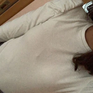 Vit tröja/top - strl S - Vit tröja /top från hm 🤍 använt endast 2 ggr i ganska nytt skick och materialet är skit skönt 🤍 strl S, säljer den för 60kr 