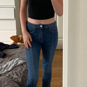 Blåa jeans med slits - Blåa jeans med slits längst ner åå varje byxben och en söm längst benen. Dom formar super fint och sitter vädligt bra. Köpa secondhand men är i väldigt fint skick :)