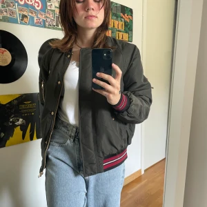 Cool jacka - Aldrig använt och är lite större när man har på sig den som S person