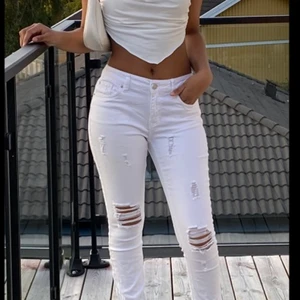 Vita low waist jeans  - Dessa superfina low waist jeans ska jag tyvärr sälja, då de inte kommer till användning. De köptes i USA och finns ingen i Sverige. Jag är 167 cm lång. Retur stöds ej och köparen står för frakten (kan mötas upp) 
