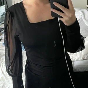 nakd blus - tight nakd blus med mesh ballongärmar, fyrkantig uringing.