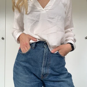 Vit blus - Den här blusen är otroligt skön att ha på sig, det lite glansiga tyget ger dessutom en lyxigare och mer uppklädd känsla ✨