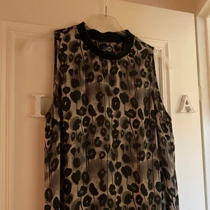 Klänning - En mönstrad klänning från cheap monday💜 kan stylas på olika sätt🥰 frakt tillkommer på 66kr