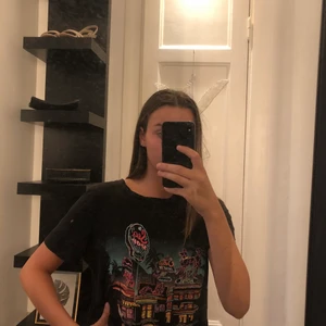 Svart T-shirt med tryck - En super trendig T-shirt med färgglatt tryck! Mys upp vardagen lite och köp denna tröja i storlek S💗