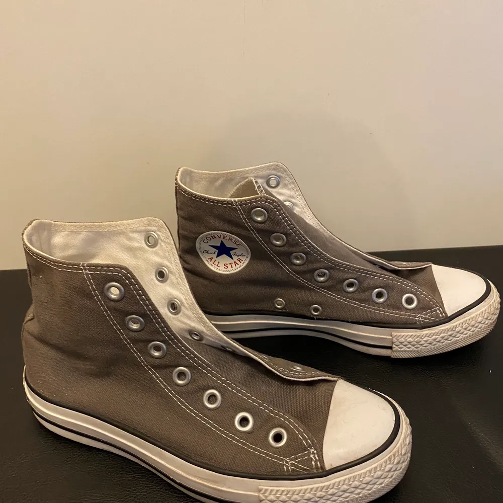 Gråa converse Storlek 36,5, nyskick men använda ett fåtal gånger, saknar snören. Skor.