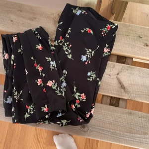 H&M byxor  - Blommiga byxor från H&M