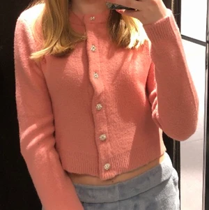 Rosa tröja/kofta  - Säljer denna super gosiga kofta från zara men som man även kan ha som tröja. Inte använd något alls nästan.🌸🤍💓