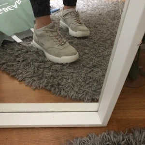 Beiga sneakers - Mockaimitation, knappt använda!