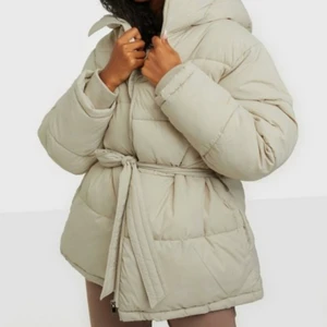 NLY TREND JACKA - Säljer nu den super fina trendiga Nelly jackan för 399kr, den är använd 1-2ggr. Som helt ny! Passar en 36-40