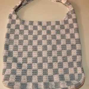 Checkered tote bag - Supersnygg tote bag som trendar på Pinterest. Den är egengjord i ett rutigt blå/grön och vitt mönster. Köp direkt för 300kr + frakt, kan även mötas upp i Stockholmsområdet :) Kan budas. Köparen betalar frakt.