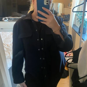 Skjort jacka - Superfin marinblå skjort jacka från Vero Moda. Den är aldrig använd endast testad. Säljer då jag har 2 likadana! Passar dig som är XS - L beroende på hur oversized du vill ha den. Skriv för mer information eller bilder! Köpt för 449kr