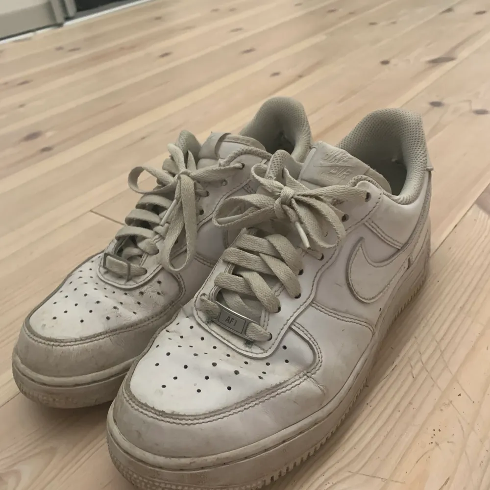 Nike airforce 1. Skor.