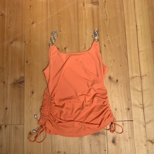Orange topp - En orange topp som är köpt secondhand. Passar både en xs och s. Köparen står för frakten ☀️