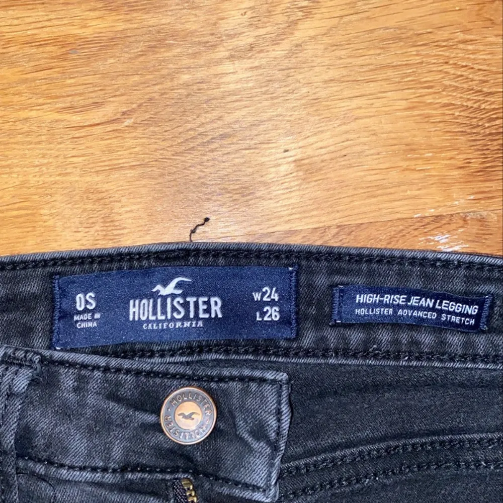 Svarta/mörk grå hollister jeans, högmidjade med stretch. Waits: 24 & Length: 26 (storlek XS). Nypris 899kr, mitt pris 200kr.. Jeans & Byxor.