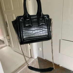 Zara väska - Intressekoll ❤️ zara väska köpt för några veckor sedan. Nyskick ❤️ inte säker på om jag vill sälja men för bra pris säljs den 💕