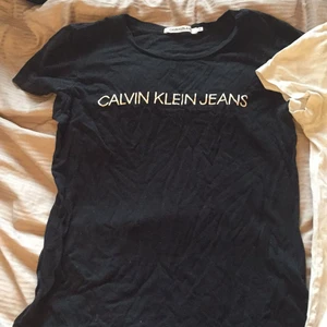 Calvin Klein thsirt  - Två Calvin Klein thsirt, på den svart T-shirten är texten lite sprucken. 