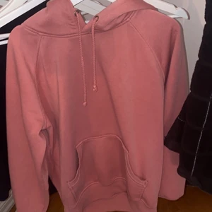 Rosa hoodie - Rosa hoodie från bikbok i storlek M, jag kan mötas upp i Eskilstuna annars står köparen för frakten 🌟❤️
