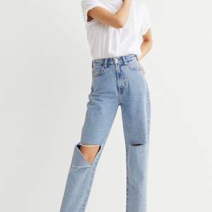 snygga jeans med slitningar på knät från H&M! Helt oanvända med lapparna kvar. Mitt pris inkl frakt💕
