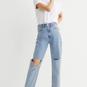 snygga jeans med slitningar på knät från H&M! Helt oanvända med lapparna kvar. Mitt pris inkl frakt💕