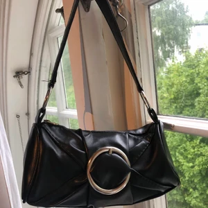 Svart Baguette/axel väska - Svart och silvrig väska att ha över axeln, svart skinn med silver detaljer 