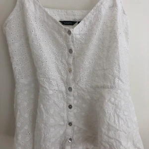 Topp  - Super gullig blus/topp från Lindex. Min mormors gamla från när hon var ung så går inte att köpa längre. Blusen/toppen är i storlek 38 men passar mig som har 34/36🤍