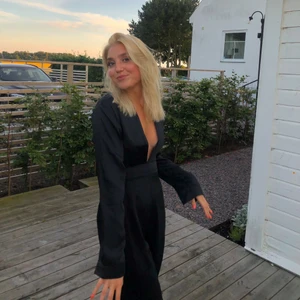 Jumpsuit - Säljer nu min fina fina jumpsuit då den inte längre kommer till användning! Köparen står för frakten💕från NA-KD