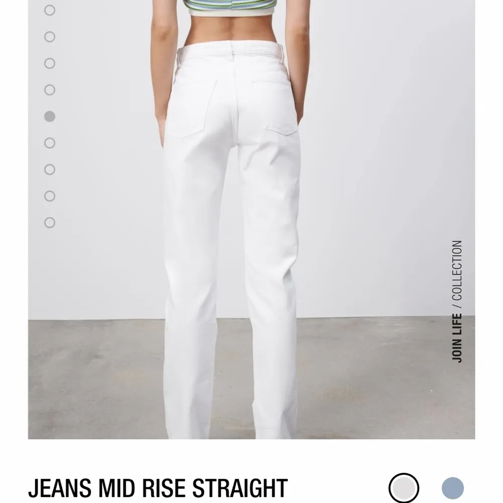 Helt slutsålda mid rise jeans från Zara! Storlek 36. Säljer endast vid bra bud. Köp direkt för 500kr. Jeans & Byxor.