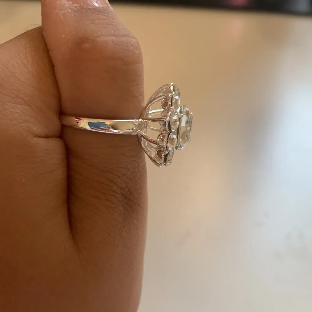 Säljer denna fina ring i silver pga är lite för stor. Inte helt säker på storlek.. Accessoarer.