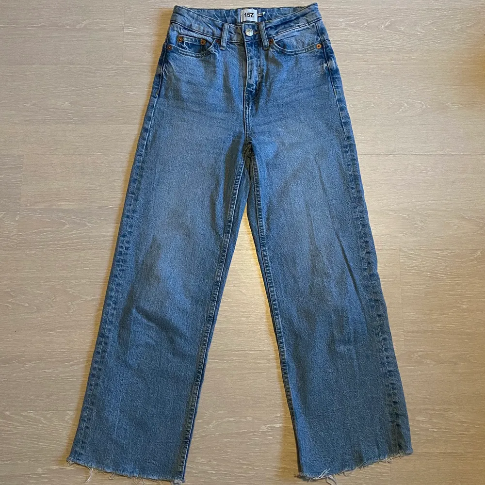 Lane jeans från lager 157. Ser helt oanvända ut. Har både fram och bakfickor. Jeansen är även högmidjade❣️. Jeans & Byxor.