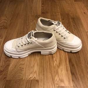 Ganni skor  - Säljer dessa supersöta GANNI skor i storlek 37. Dessa skor passar bra till alla outfits och är en absolut folkspunkt💕 skorna är i gott skick, endast använda ett fåtal gånger🥰 ord. Pris 1499