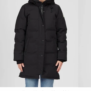 SVEA - Ida jacket - Jacka/ parkas köpt från SVEA i storlek Large. Jackan är mellanlång med huva och högkrage. Den är endast använd vid ett tillfälle, den är i nyskick. Original priset är 3299kr.