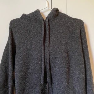 Stickad hoodie - Jätte mysig fin stickad hoodie oversized från uniqlo!😍 Perfekt till hösten!  köpt förra hösten för 499kr. Använd endast fåtal gånger och fint skick, men lite nopprig. Säljs pga att den tyvärr inte kommer till användning💕 frakten inkluderas inte i priset!