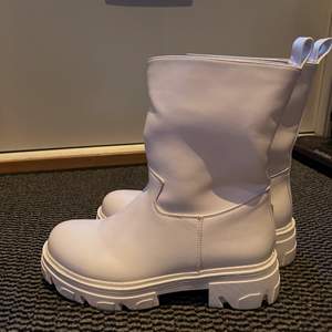 Endast provat.  true to size #white #chunky #boots