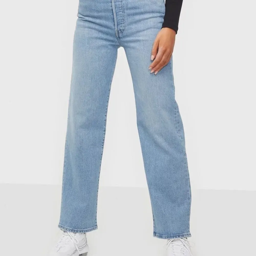 Säljer dessa denimblå Levi’s jeans i nyskick. Längd 29 Bredd 25. Nypris 1 199 kr. Hör av dig för fler bilder. Köparen betalar frakt.. Jeans & Byxor.