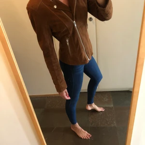 Mockajacka stl 38 - Lite använd mockajacka. Figursydd och sitter fint i rätt storlek. 