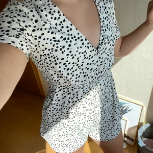 Playsuit från Miss Selfridge  - En jättefin playsuit från Miss selfridge, endast andvänd en gång så i väldigt bra skick. Finns en extra knapp. Köparen står för frakt