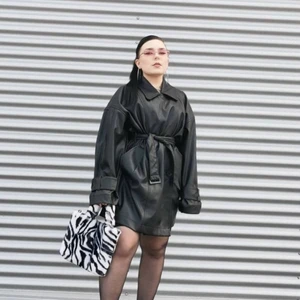 Svart trenchcoat från junkyard  - Säljer min trenchcoat från junkyard storlek xs-s. Den finns fortfarande på hemsidan men endast i m/L. Den är väldigt stor I storleken. Så skulle säga att den passar M och L också och på xs-s är den oversize. (jag är S-M och 153cm) Nypris 1099kr. Frakt tillkommer 