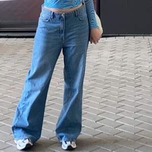 Säljer ett par blå vintage baggy jeans pga utrensning av garderob! Jag är 170 och bär 38 i vanliga fall men dessa är i 40!!