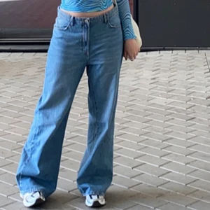 Baggy Jeans  - Säljer ett par blå vintage baggy jeans pga utrensning av garderob! Jag är 170 och bär 38 i vanliga fall men dessa är i 40!!