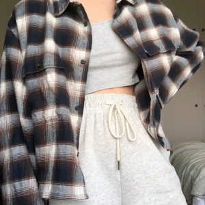 Skjorta från H&M - Insydd herskjorta. Superskön och luftig passform med vida ärmar. 