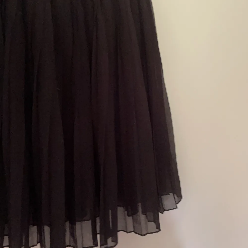 Säljer denna sååå fina kjol från NAKD! Det  är en plisserad svart kort kjol som passar så fint till nästan alla toppar! Säljer då den tyvärr inte kommer till användning. Det är storlek S men den är väldigt stretchig så skulle påstå att den passar allt från Xs till M. Kjolar.