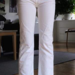 Säljer mina jättecoola vita jeans från märket pimkie pga garderobsrensning! 😍 De är midrise och endast använda ett fåtal gånger och har inga fel på dem. Kontakta mig gärna ifall du har fler frågor eller ifall du vill få fler bilder! 💘
