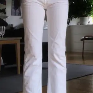 Säljer mina jättecoola vita jeans från märket pimkie pga garderobsrensning! 😍 De är midrise och endast använda ett fåtal gånger och har inga fel på dem. Kontakta mig gärna ifall du har fler frågor eller ifall du vill få fler bilder! 💘