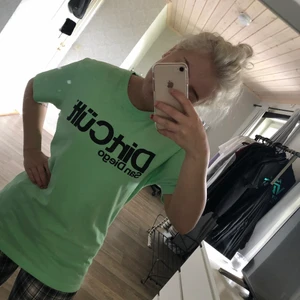 Dirtcült tshirt - Mycket fin tshirt från dirtcült som jag inte har någon använding av. Använd max 3 gånger och därav nyskick. Färg: Mintgrön